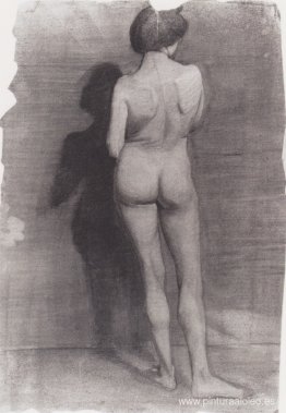 Mujer desnuda de pie, contra una pared oscura.