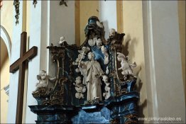 Altar de San Nicolás con una escultura de Jan Nepomuk