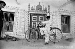 Un niño con una bicicleta en Dhordo, Gujarat