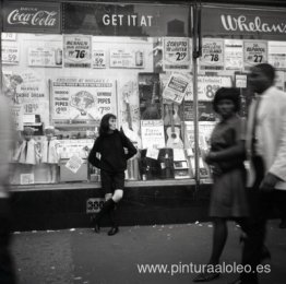 Nueva York (mujer apoyada en el escaparate de una tienda)