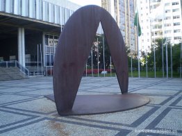 Escultura en el Salón de las Banderas de la Asamblea Legislativa