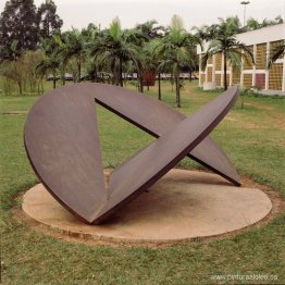 Escultura en el jardín del MAC-USP