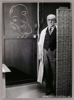 Henri Matisse de pie frente a una pantalla y dibujando con tiza