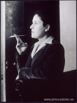 Dora Maar con un cigarrillo de humo, en su salón, rue de Savoie,