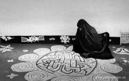 Mujer dibujando un diseño mandana, Rajasthan