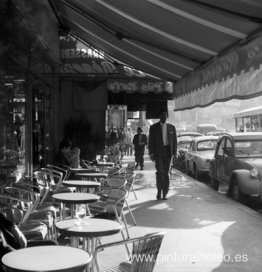 París, Francia (hombre caminando, café callejero al aire libre)