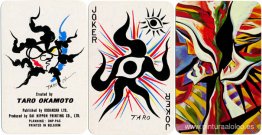 Taro Okamoto jugando a las cartas