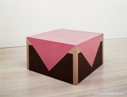 Mesa con mantel rosa