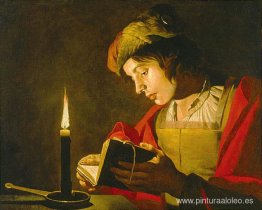 Joven leyendo a la luz de las velas