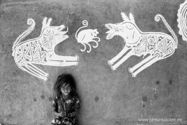 Una joven frente a pinturas mandana, Rajasthan