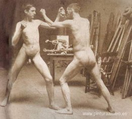 Dos chicos desnudos boxeando en un taller