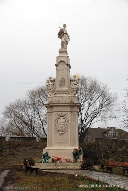 Figura de San Juan Nepomuceno al borde del camino