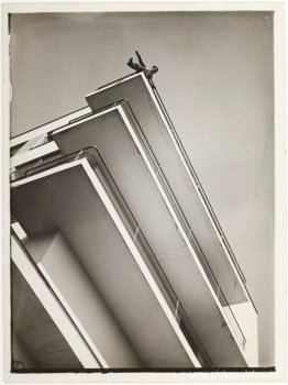 Xanti Schawinsky en un balcón de la Bauhaus