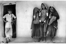 Un niño y tres niñas de la comunidad Chamar, Kutch, Gujarat