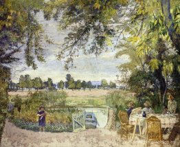 Figuras comiendo en un jardín junto al agua.