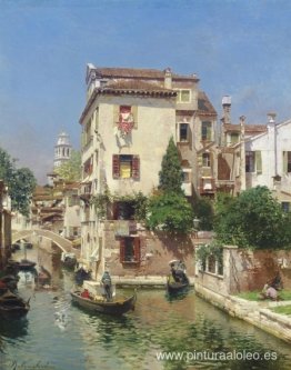 Gondoleros en un canal veneciano