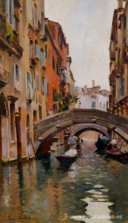 Góndola por un canal veneciano