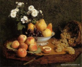 Flores y frutas sobre una mesa.