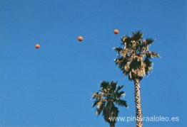 Lanzar tres pelotas al aire para formar una línea recta