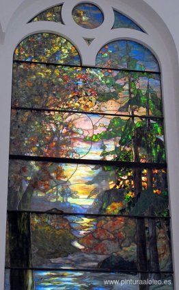 Ventana con puesta de sol de otoño en el bosque