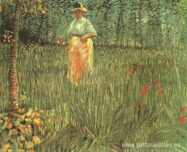 Una mujer caminando en el jardín.