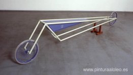 Vehículo con estructura perlada y tanque triangular azul violeta