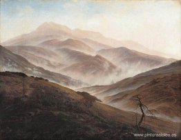 Paisaje de montañas gigantes con niebla creciente