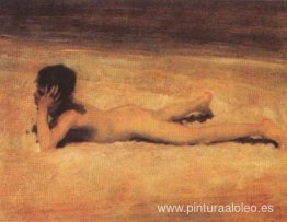 Chico desnudo en la playa